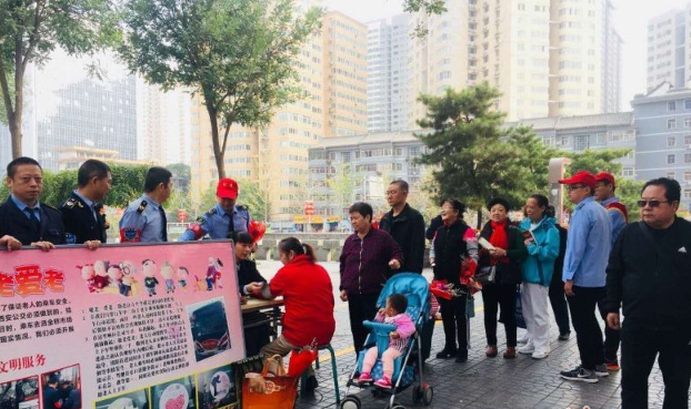 重阳节来临 235路公交人给老人送鲜花量血压