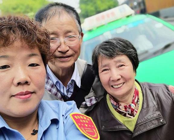 八旬老人毕业55年后重回西安 热心“的姐”免费接送