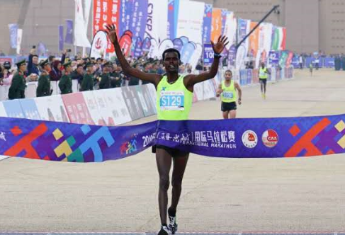 快讯丨2018西安马拉松冠军成绩为2:16:40 冲线瞬间送上