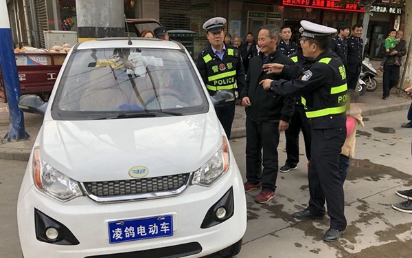 手刹没拉好桥车滑向放学生人群 商洛4名交警合力截停