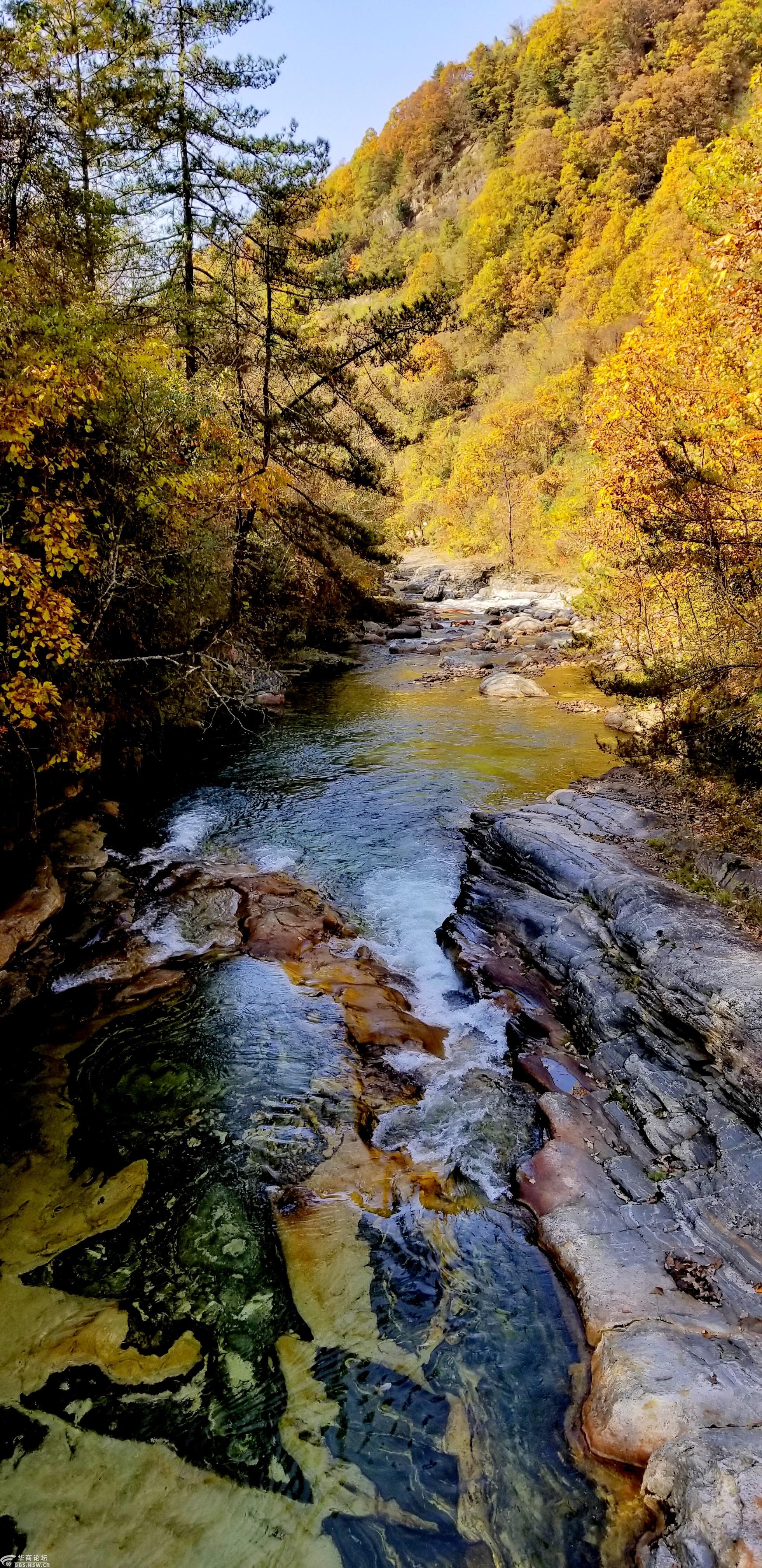 大箭沟彩石上舞动的清流