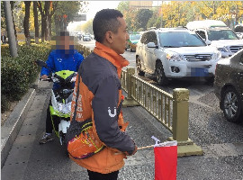 快递外卖人员骑电动车违法 交警要求现场执勤发朋友圈警示