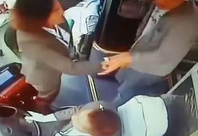 西安高速上一男子要上厕所逼司机停车遭拒 戳头挑衅司机