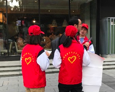 大学生志愿者街头参与公益 募捐善款一对一帮助山区学生