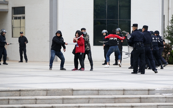 楼顶呼救消防救人 陕西高校反恐地震火灾应急演练昨举行