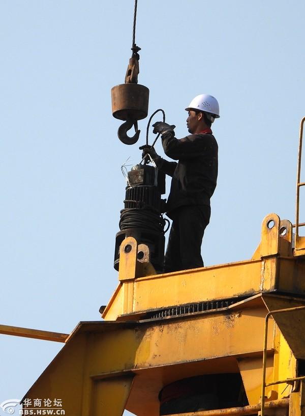 工人们正在精心安装工地塔吊!