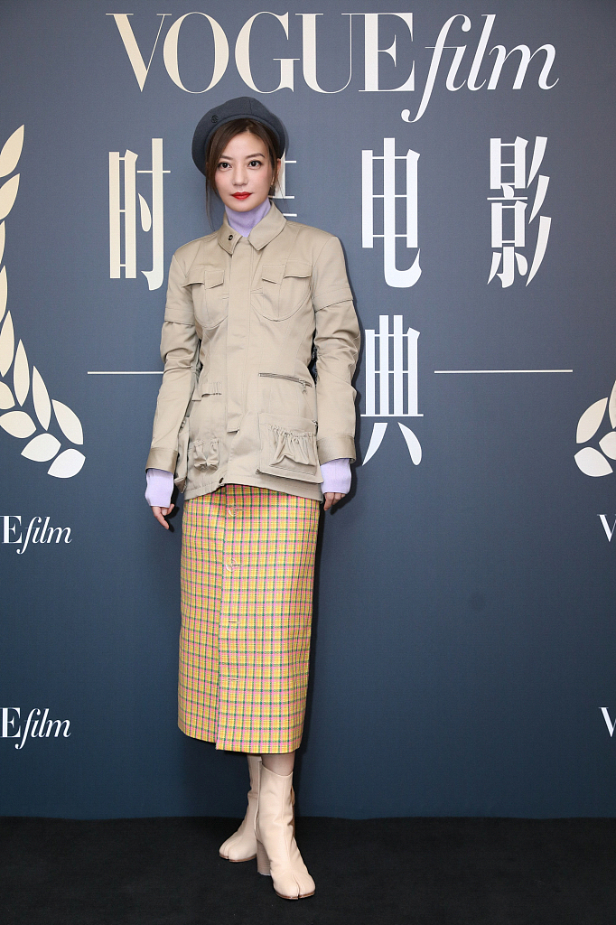 世纪同框！唐嫣与昔日闺蜜杨幂同场 C位竟是她...