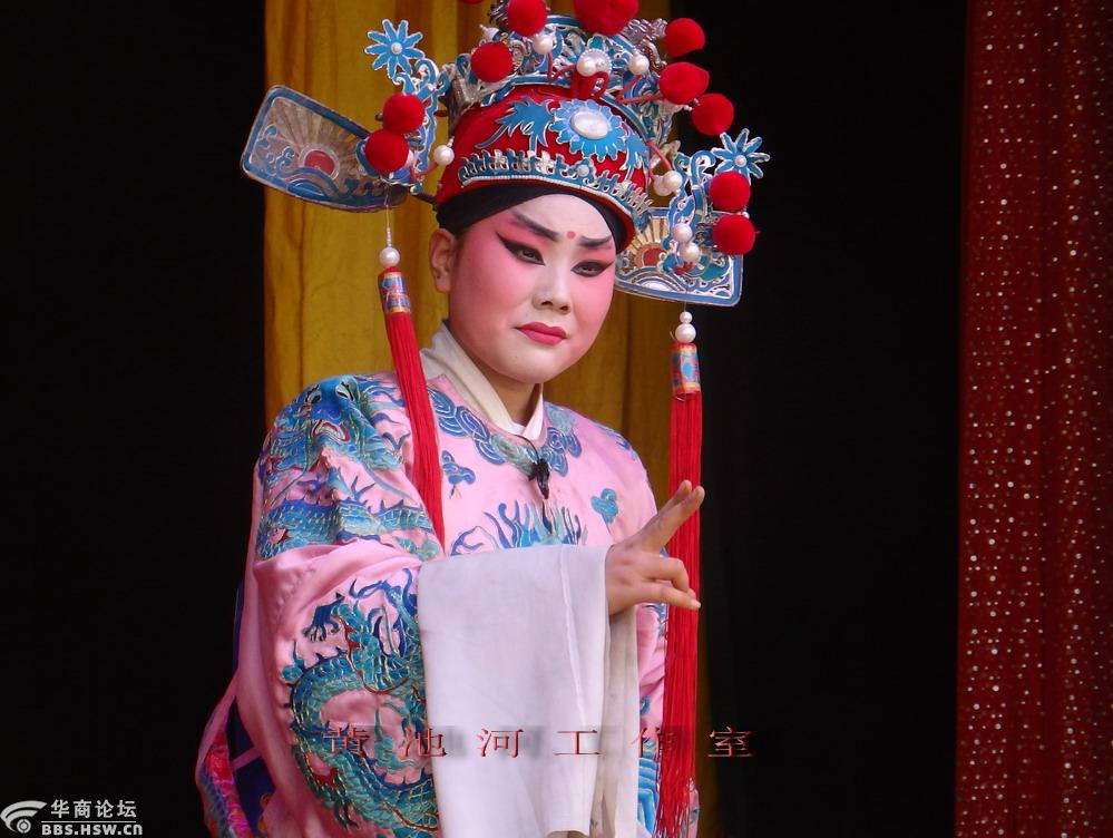 西安市秦腔演艺公司在宝鸡市斗鸡清明古会演出秦腔本戏《双罗衫》