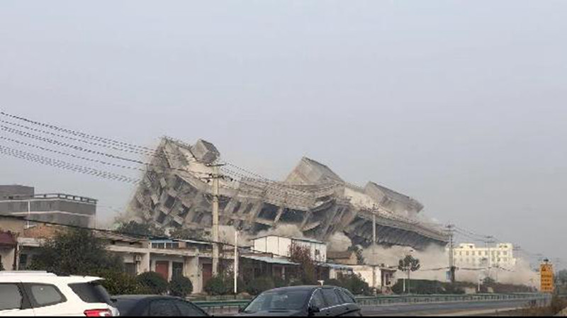 一声巨响咸阳8层违建夷为平地 面积约26500平方米