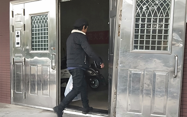西安这几个小区公共设施“缺胳膊少腿” 业主到底找谁修？