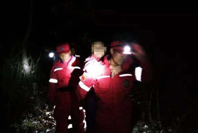 西安14岁自闭少年山中走丢 救援队30多人6小时找回