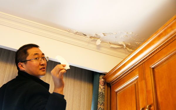 天朗蔚蓝东庭顶层住户饱受漏水之苦 物业修十余次不见好