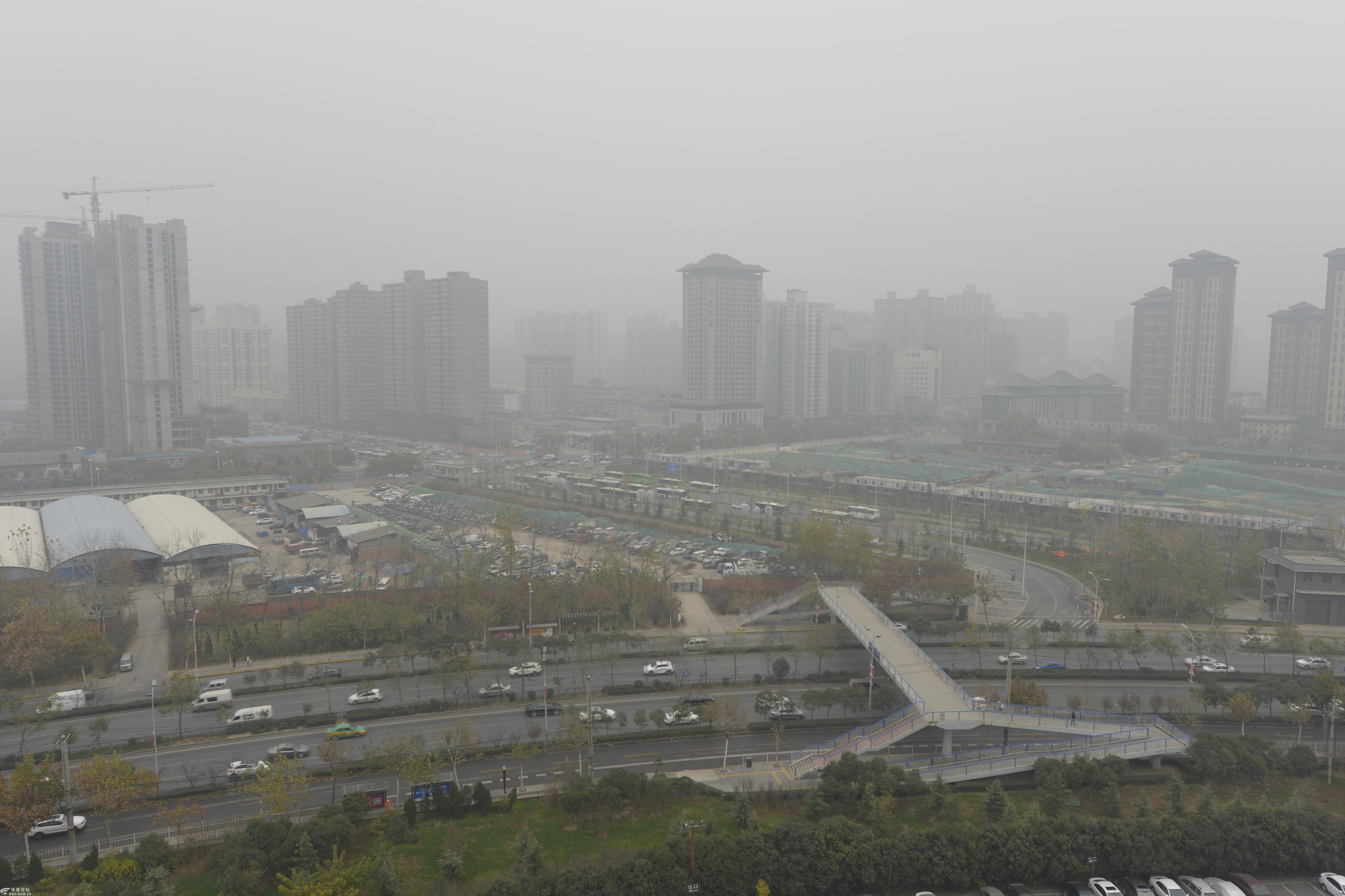 大风阁上看雾霾污染很严重