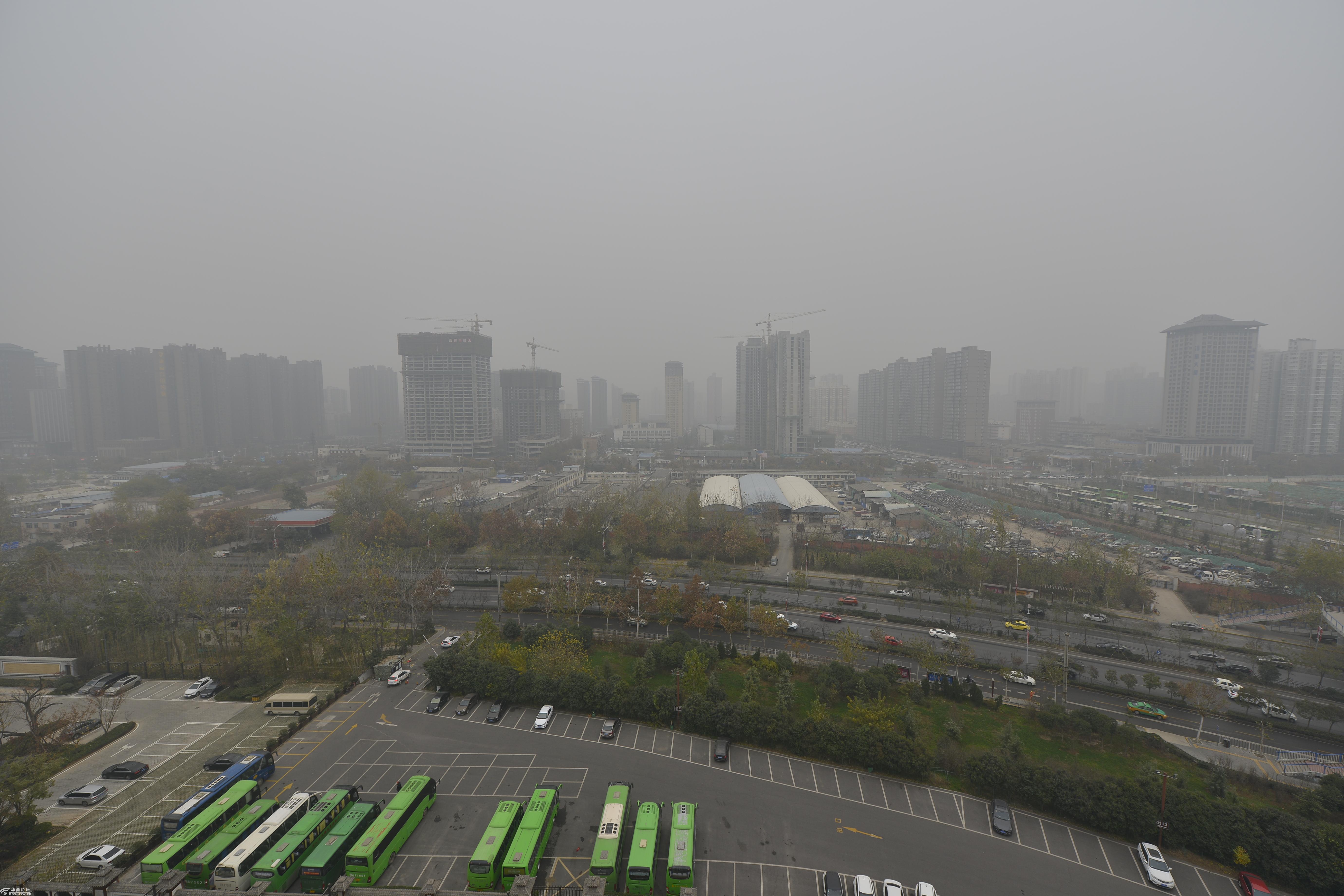 大风阁上看雾霾污染很严重