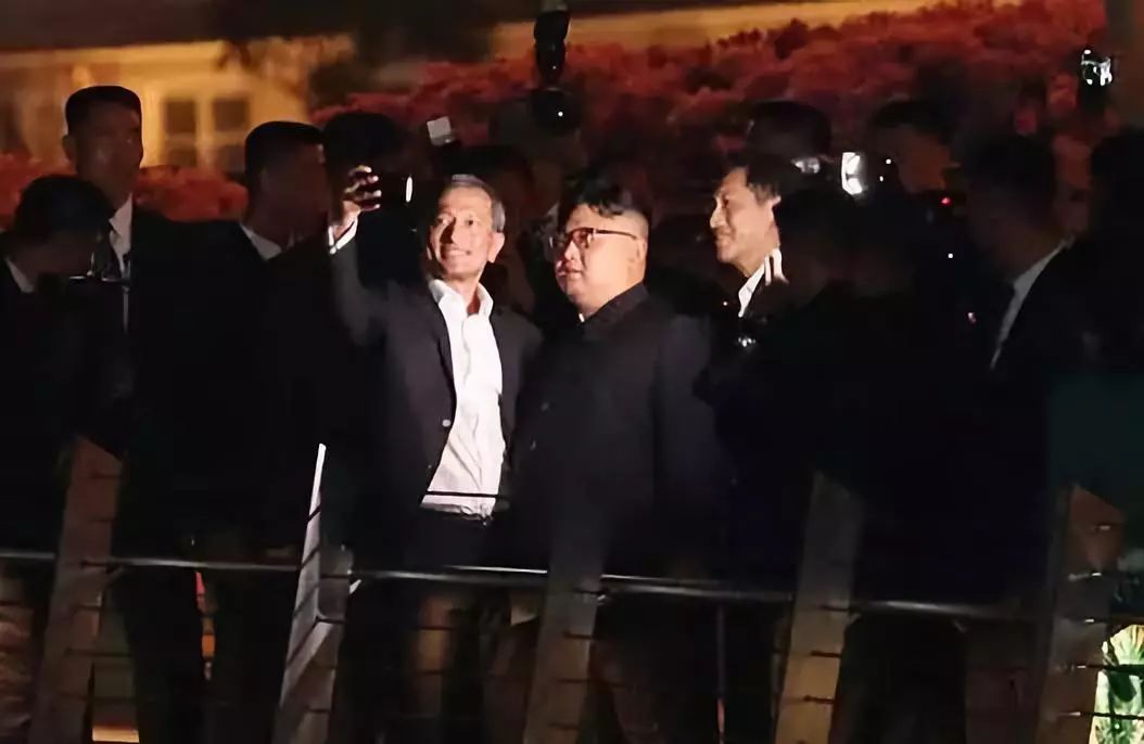 △朝鲜领导人金正恩参观鱼尾狮公园时，与新加坡外长维文玩自拍。