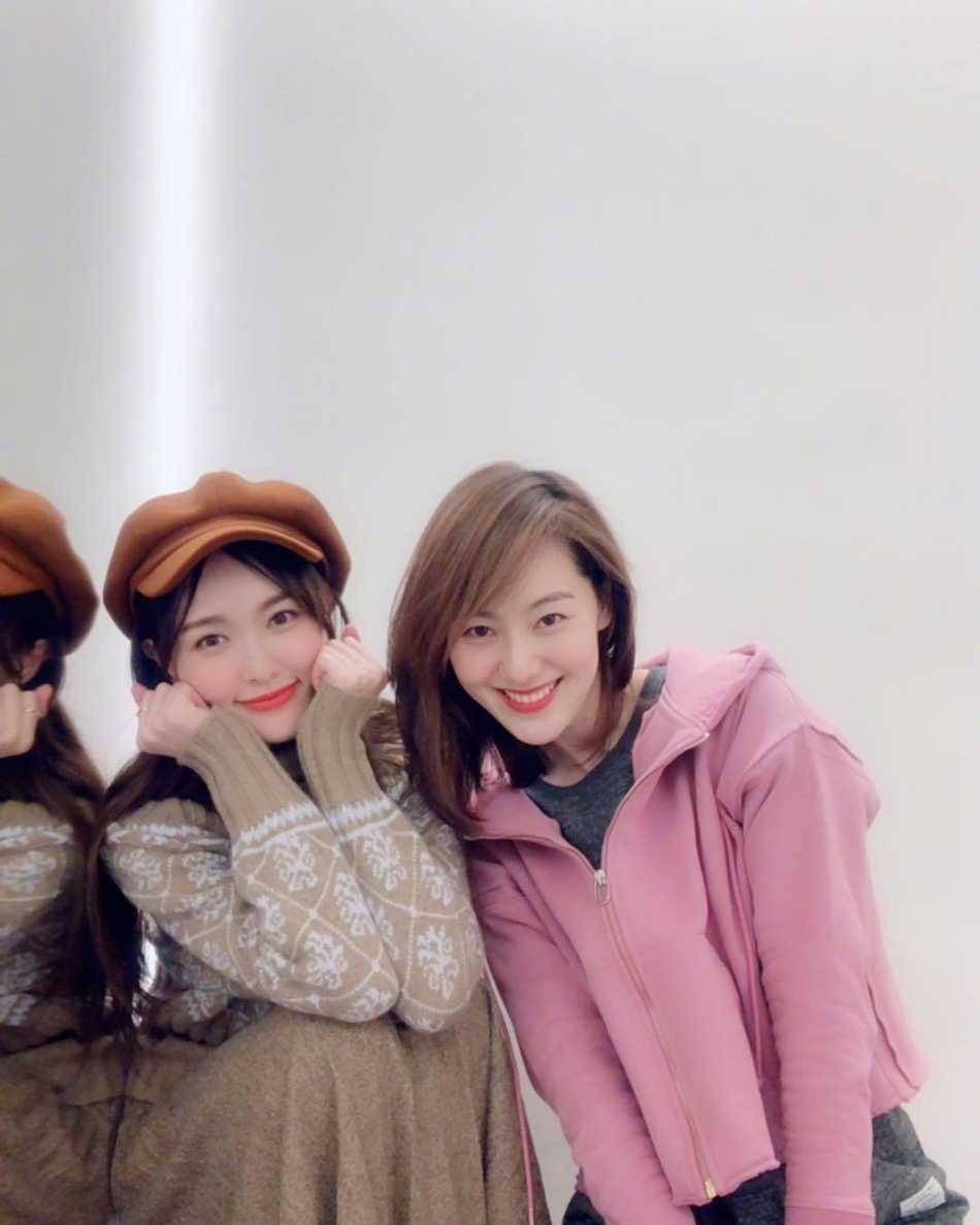 唐嫣晒九宫格闺蜜合照 笑容甜美显温柔