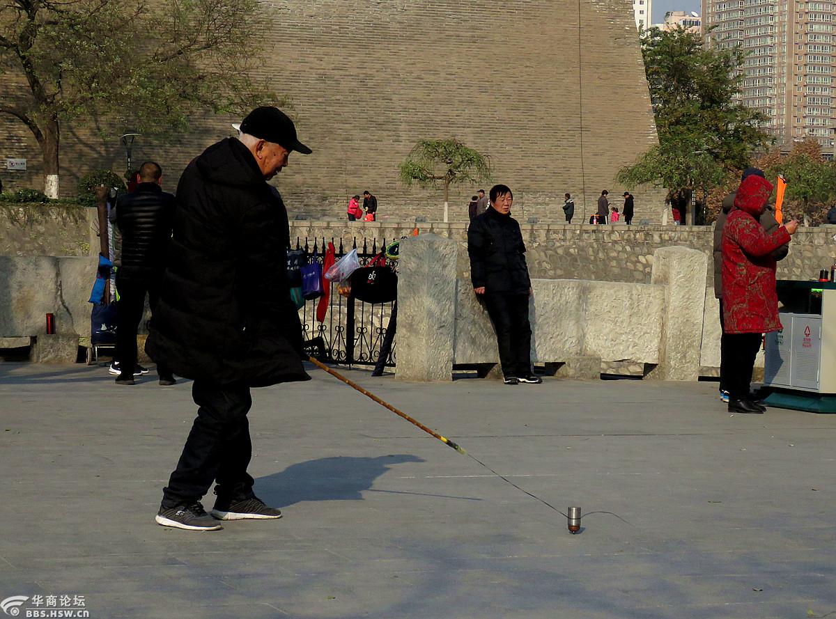 东南城角玩陀螺的老人
