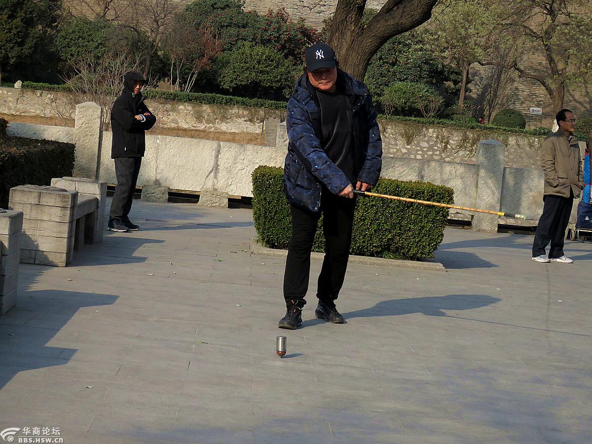 东南城角玩陀螺的老人