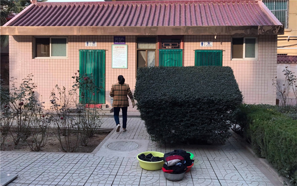 高陵一小区停水近20天业主公厕接水 改水表须全部住户同意