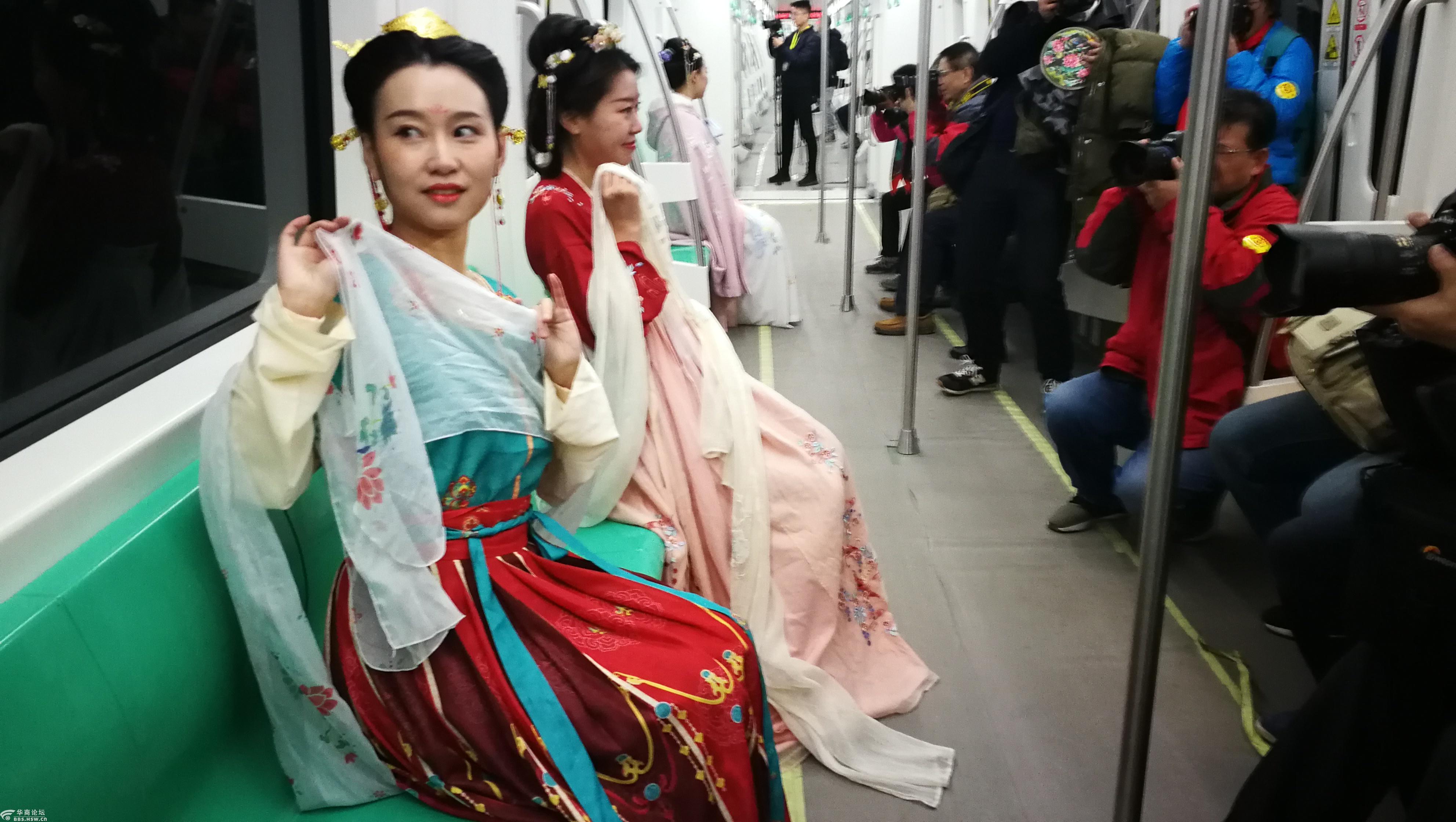 摄影日记地铁四号线车厢里那些穿汉服的姑娘