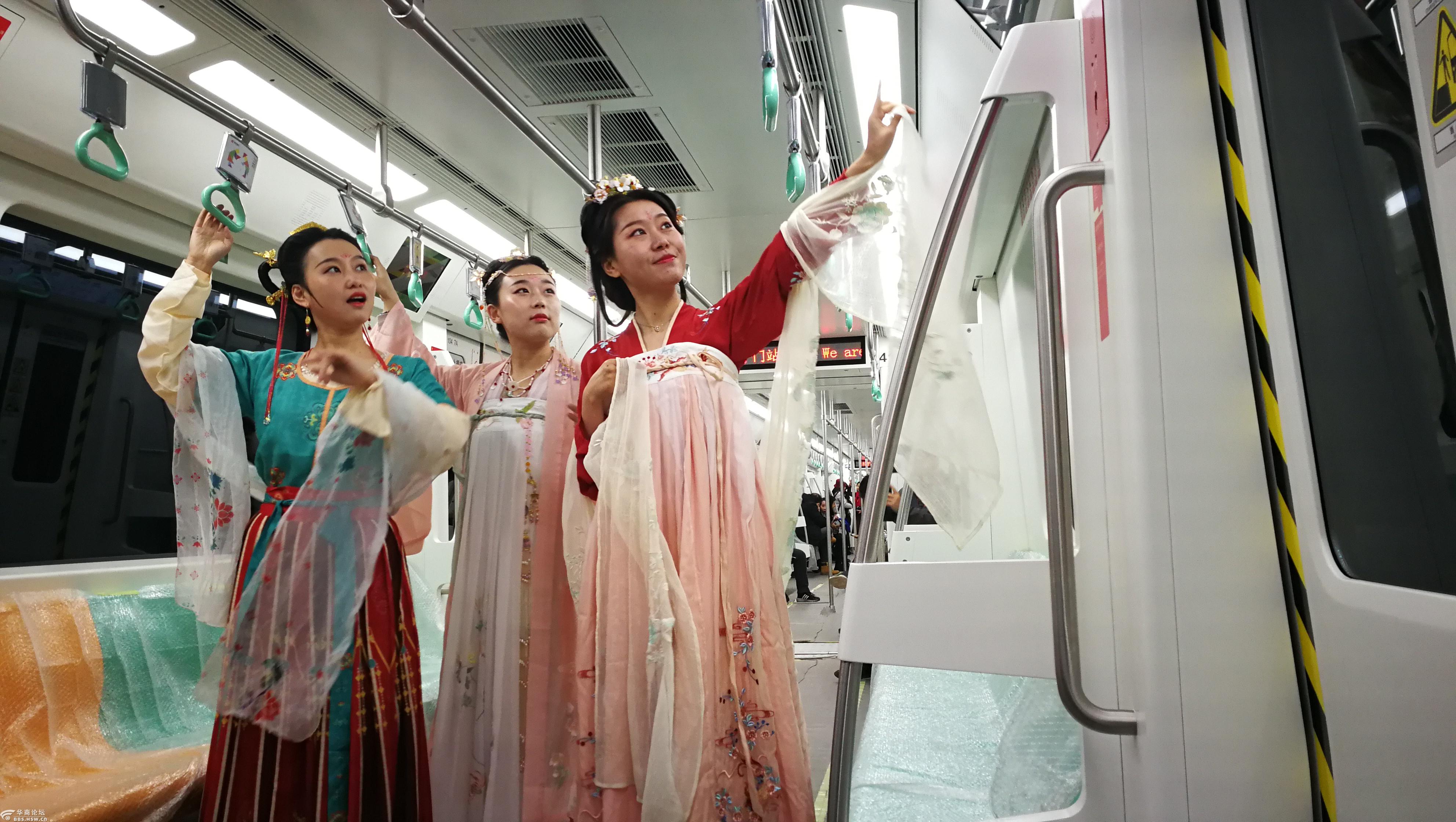 摄影日记地铁四号线车厢里那些穿汉服的姑娘