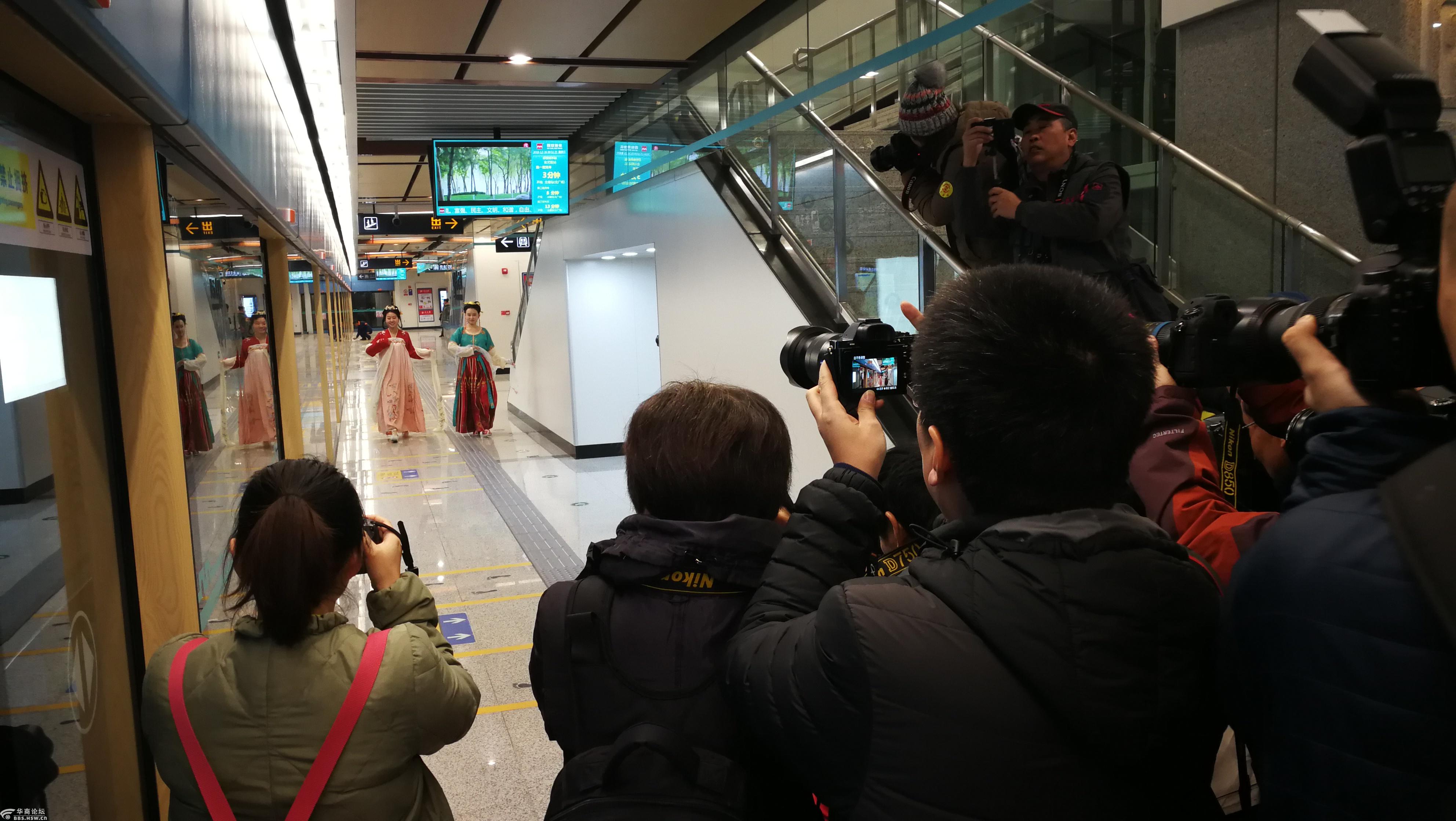 摄影日记地铁四号线站台上那些辛苦的摄影师