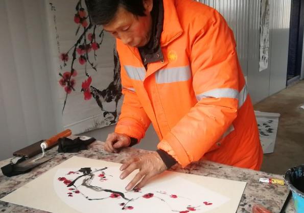 西安环卫工以手当笔坚持作画几十年 梦想有一天开画展