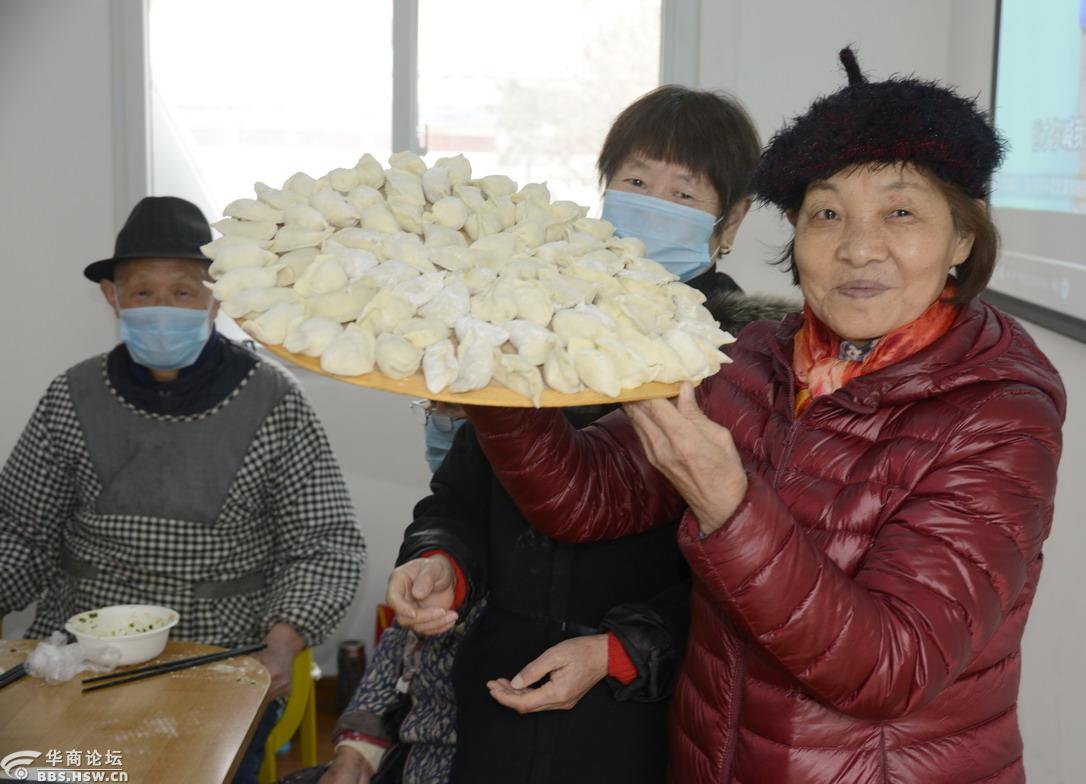 郑州老人包饺子迎冬至