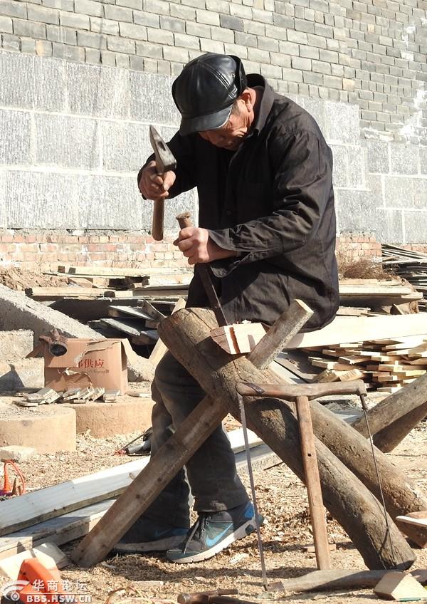 维修古建筑的农村老木匠