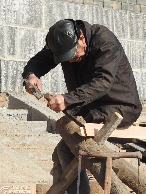维修古建筑的农村老木匠