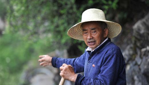 承诺——记“大山里的老愚公”黄大发