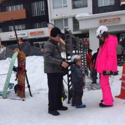 应采儿带Jasper滑雪被偶遇 荧光粉滑雪服格外抢眼
