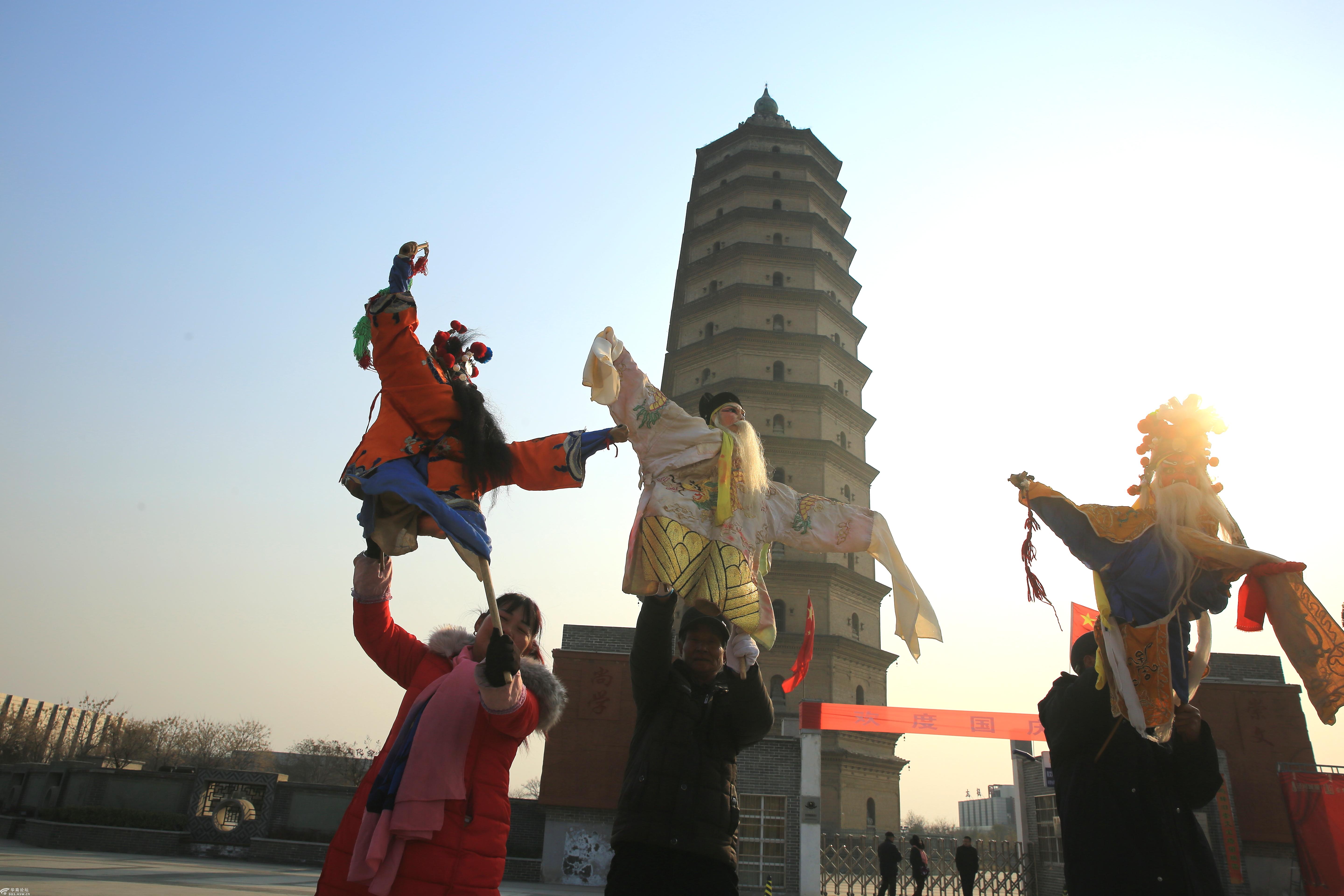 秦腔木偶戏以崇文宝塔为背景非常精彩