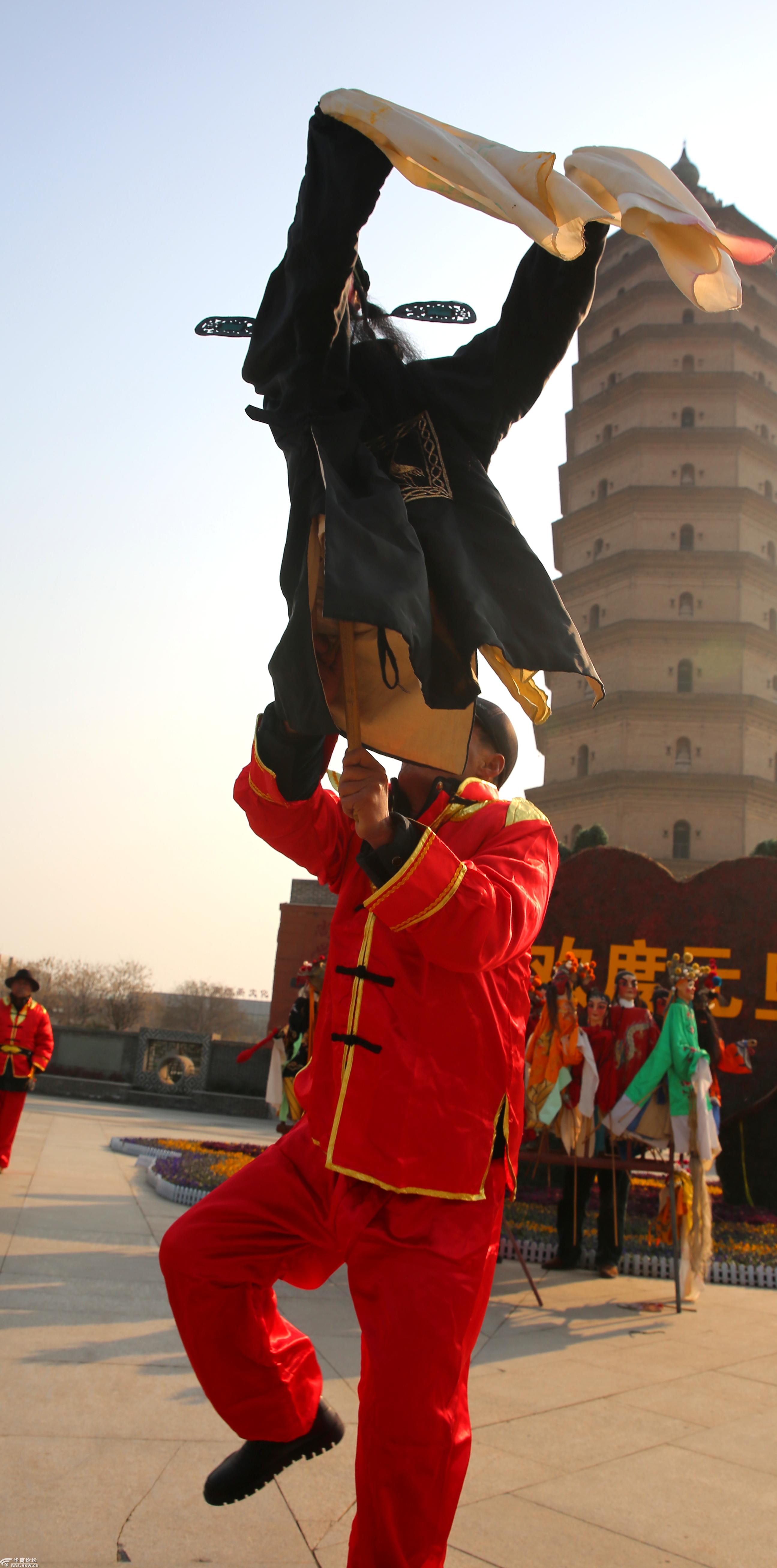 秦腔木偶戏以崇文宝塔为背景非常精彩