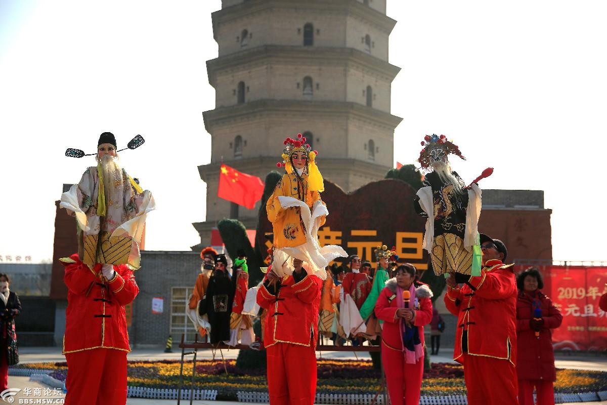 秦腔木偶戏以崇文宝塔为背景非常精彩