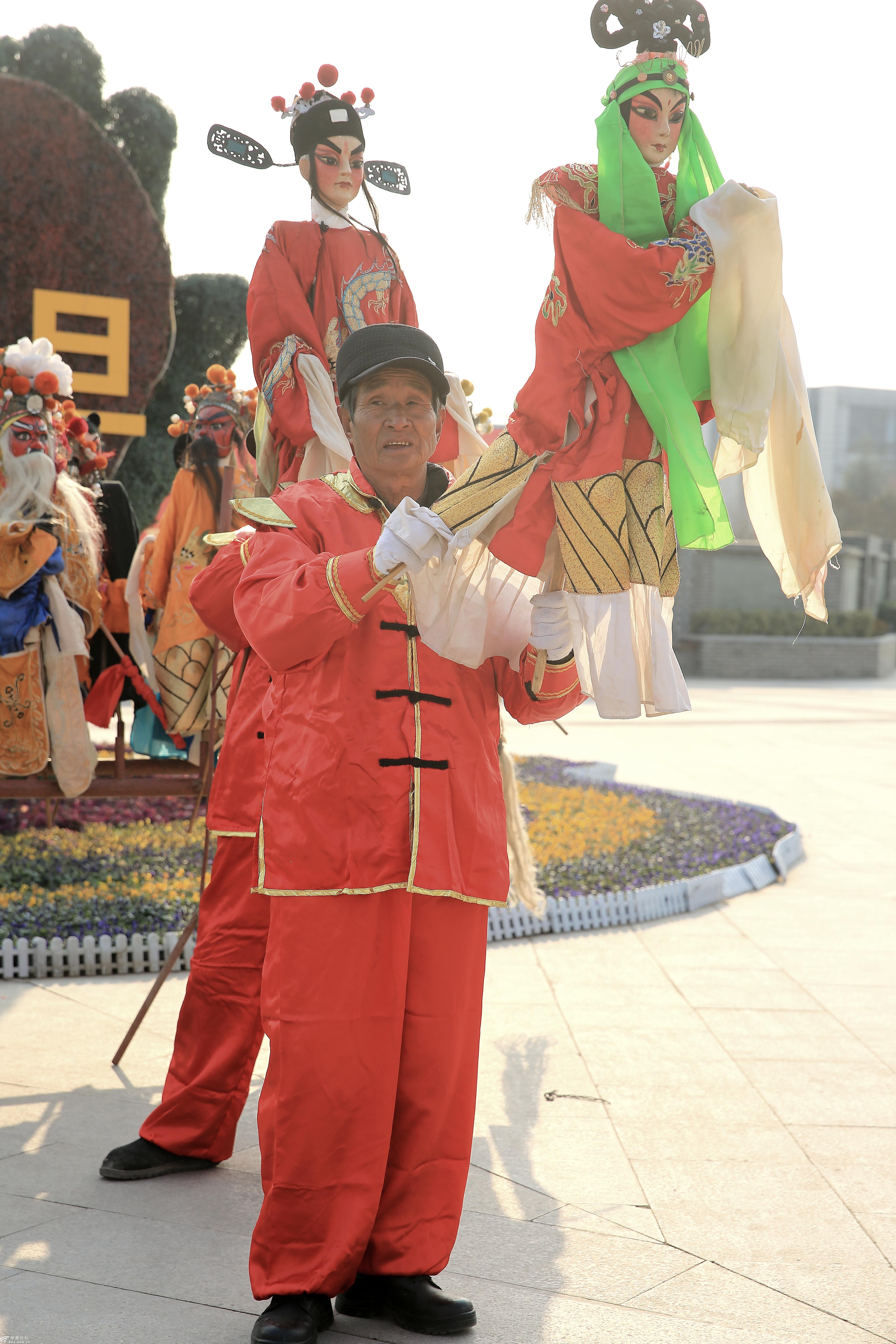 秦腔木偶戏以崇文宝塔为背景非常精彩