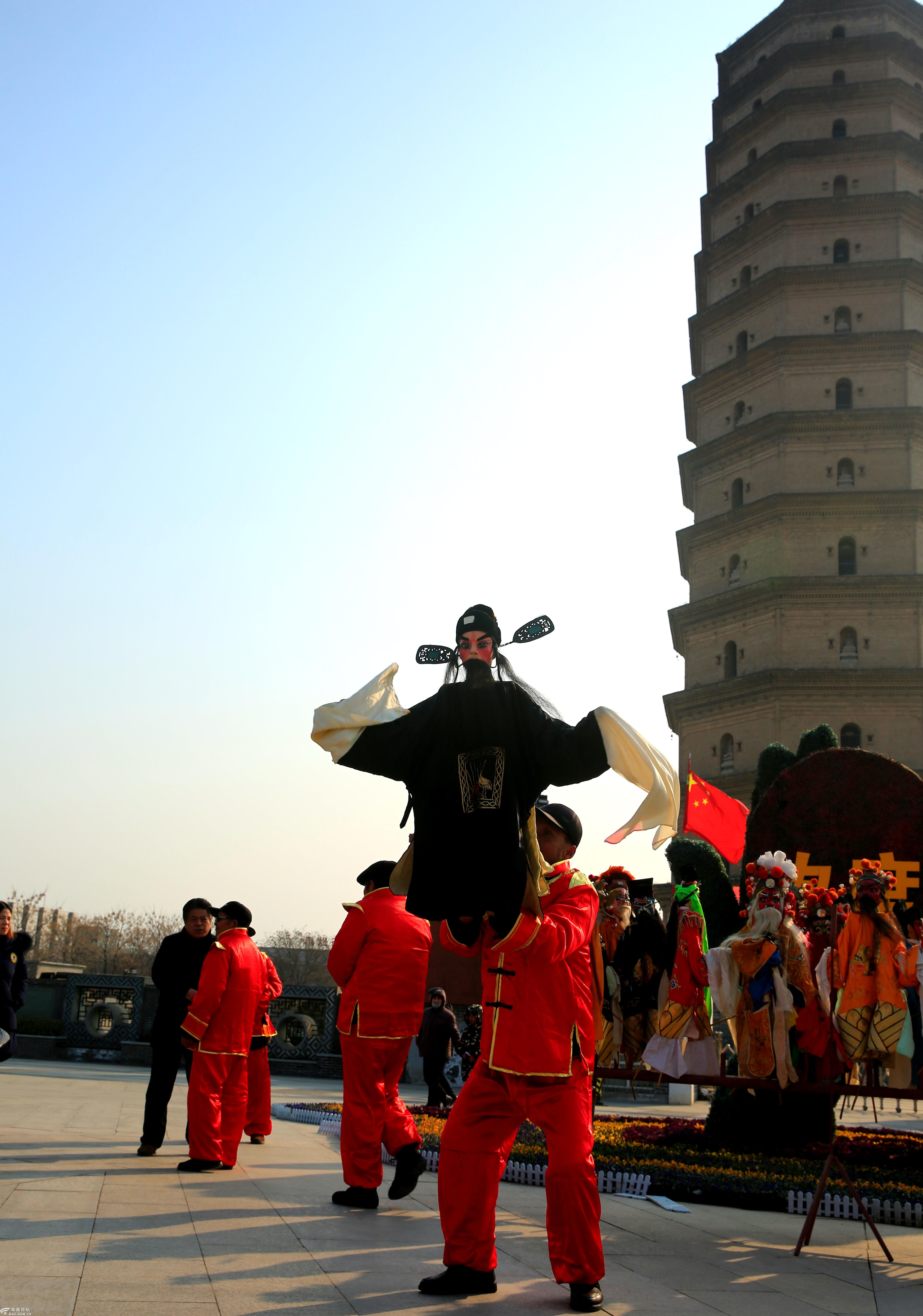 秦腔木偶戏以崇文宝塔为背景非常精彩