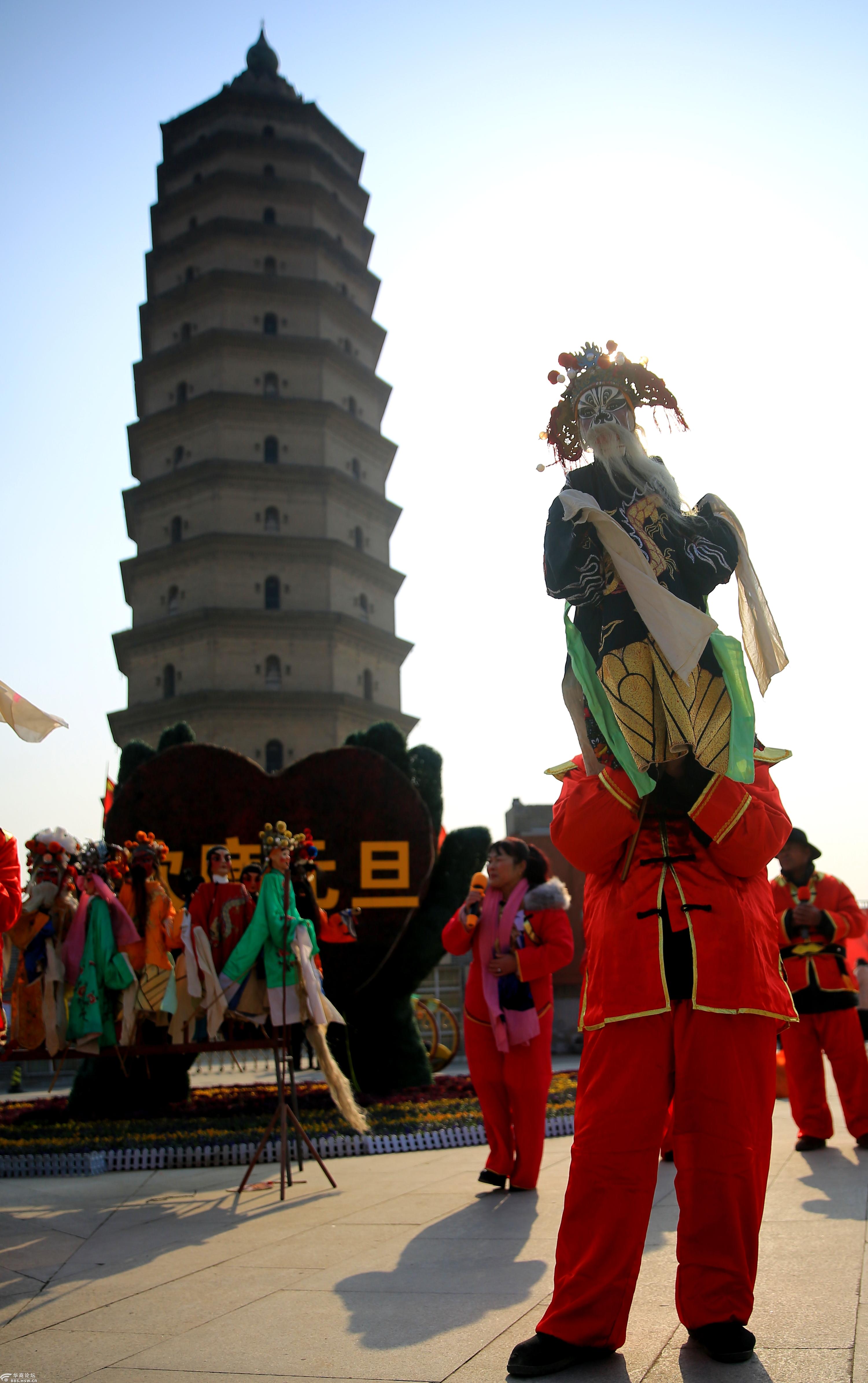 秦腔木偶戏以崇文宝塔为背景非常精彩