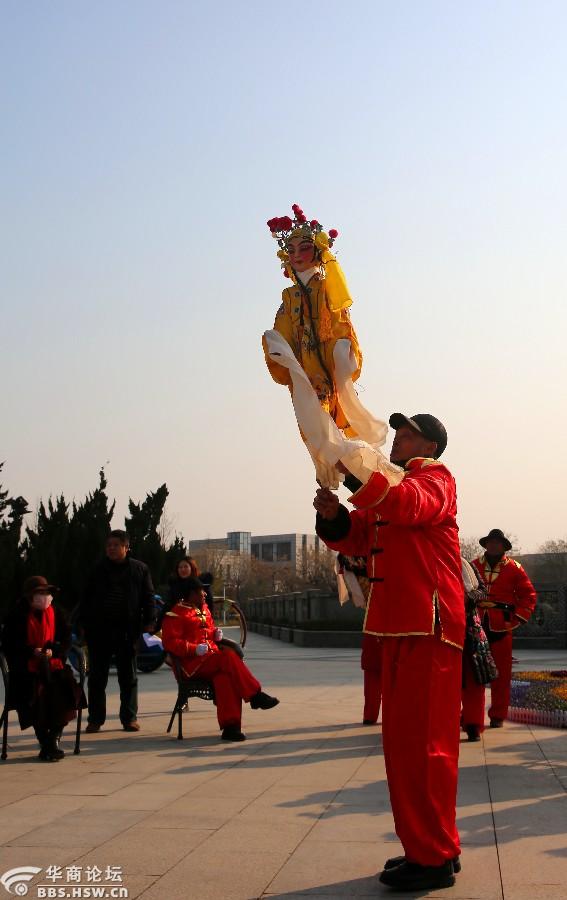 秦腔木偶戏以崇文宝塔为背景非常精彩