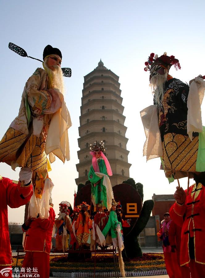 秦腔木偶戏以崇文宝塔为背景节目精彩技艺超群