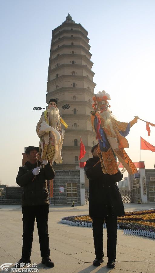 秦腔木偶戏以崇文宝塔为背景非常精彩