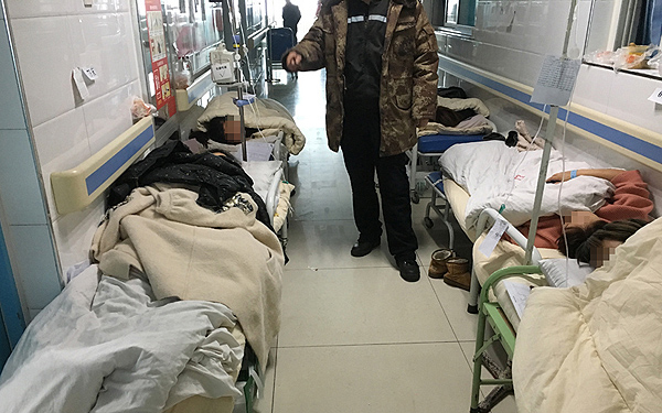 宝鸡92人在酒店聚餐41人不适入院 病人太多病床摆过道