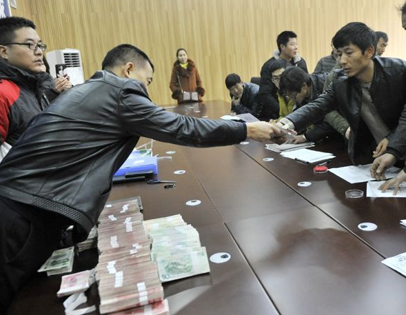60万元工资现场发给农民工：过年有钱给老婆孩子花了