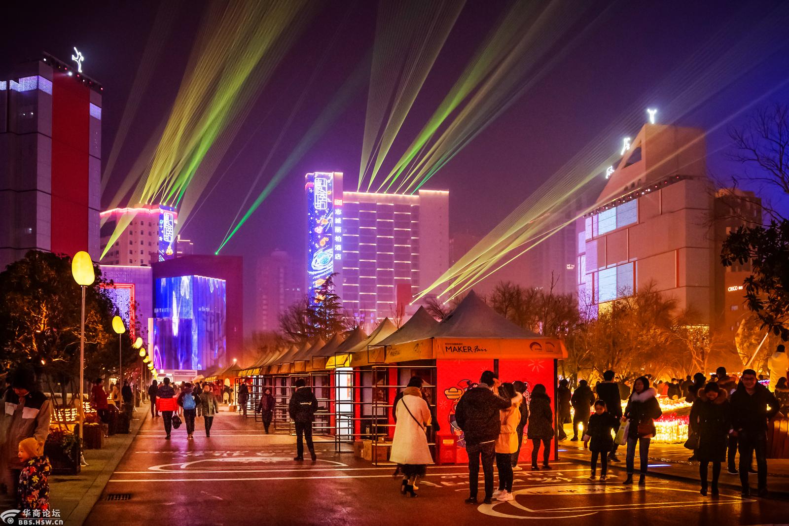 实拍雾霾天寒夜里西安高新咖啡一条街上那些流连忘返的游客