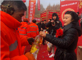 备年货了！年货节上环卫工人免费领大米 食用油等新年礼包