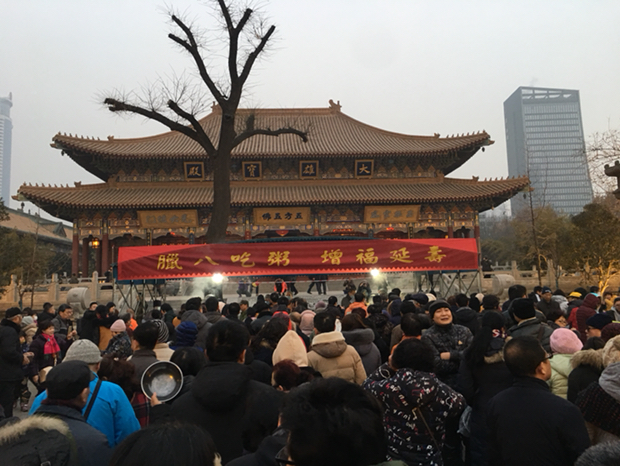 腊八西安市民大兴善寺排长队领粥祈福吉祥