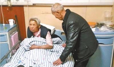  1月11日下午，在医院接受治疗的患者黄阿婆和丈夫徐某