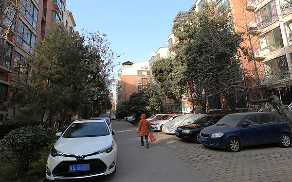 西安蔚蓝花城小区车位不够消防通道被占 业主停车需摇号
