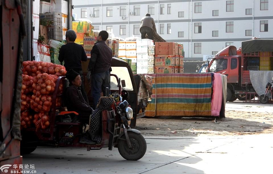 春节将到,三原果蔬批发市场一片繁忙景象!