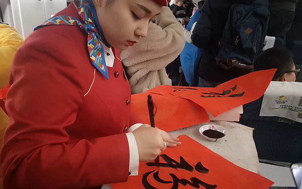 高铁专列送500位城市建设者返乡 乘务员小姐姐现场送福